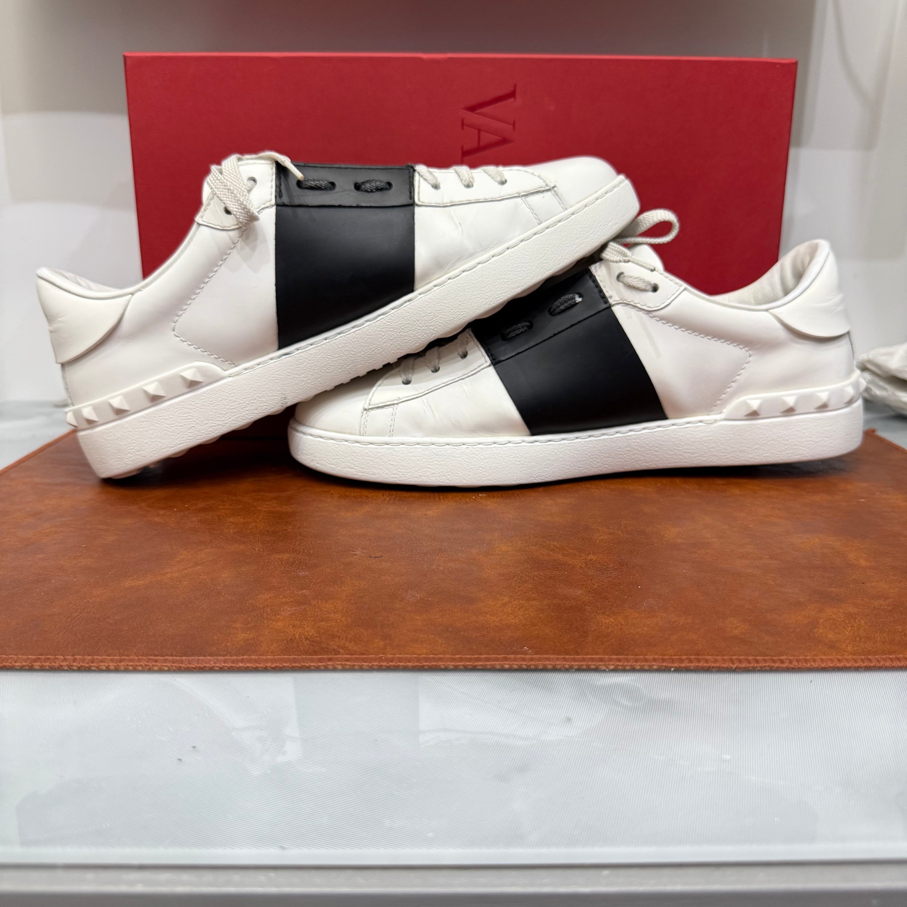 Valentino Garavani, Open, 43