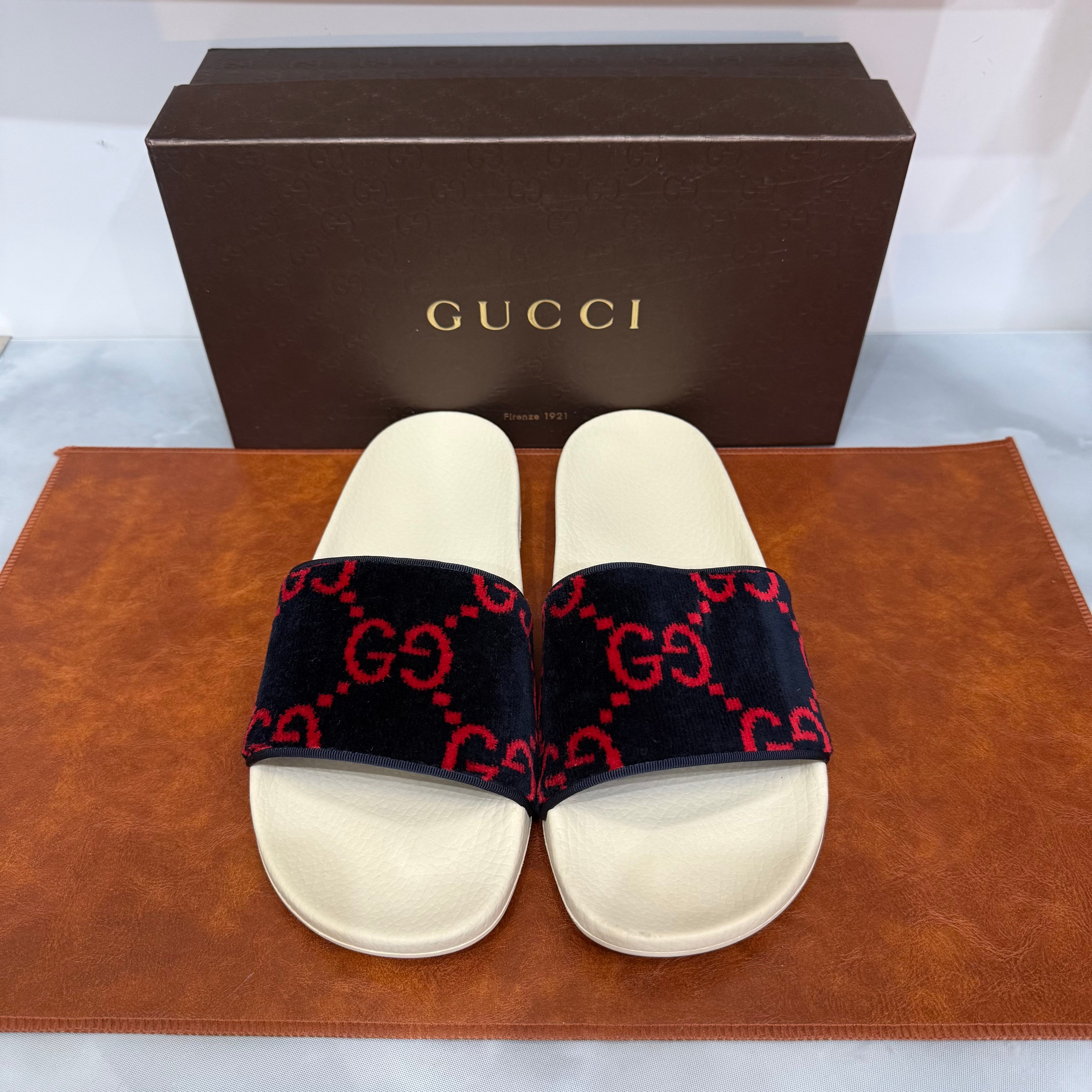 Gucci, Slides, 41