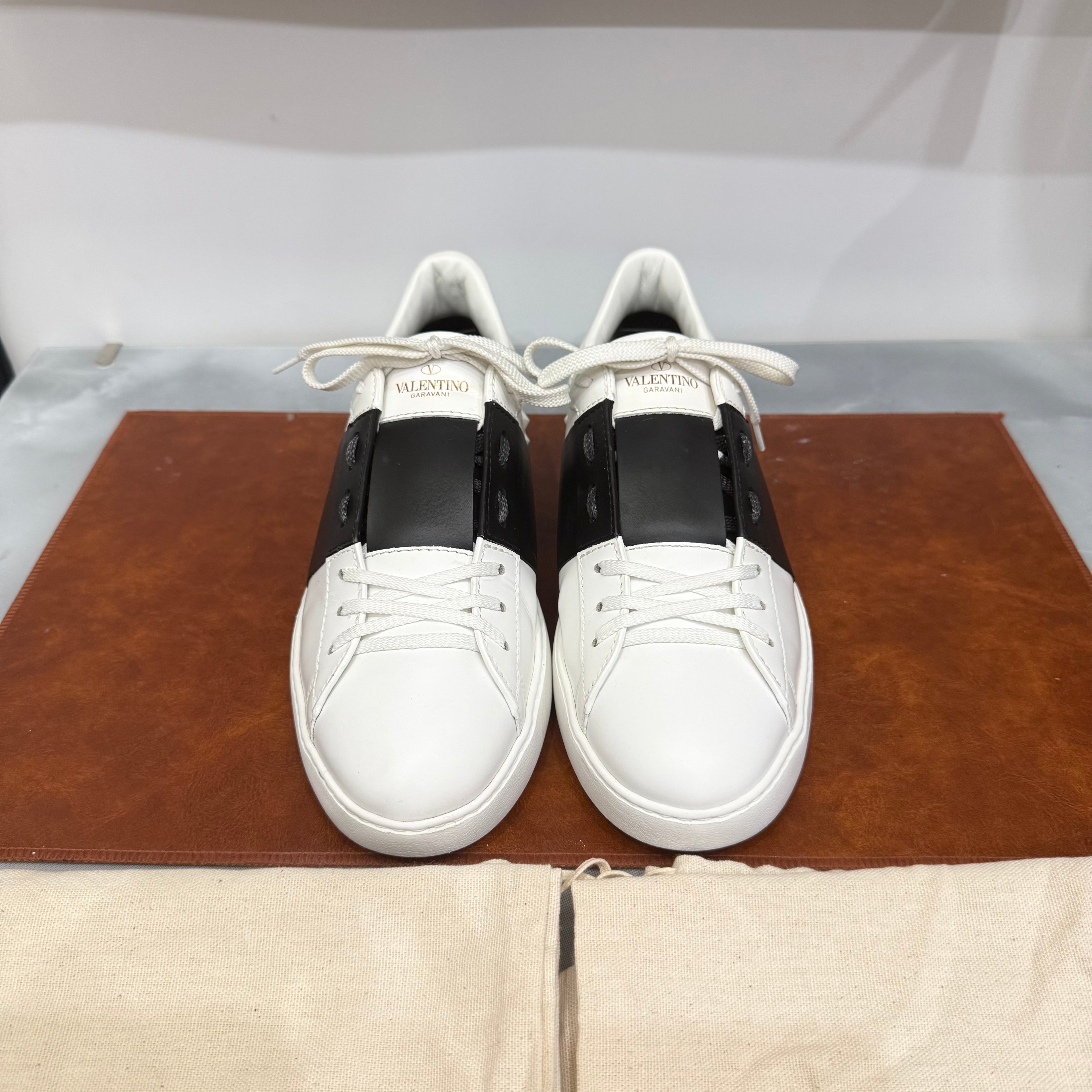 Valentino Garavani, Open, 42