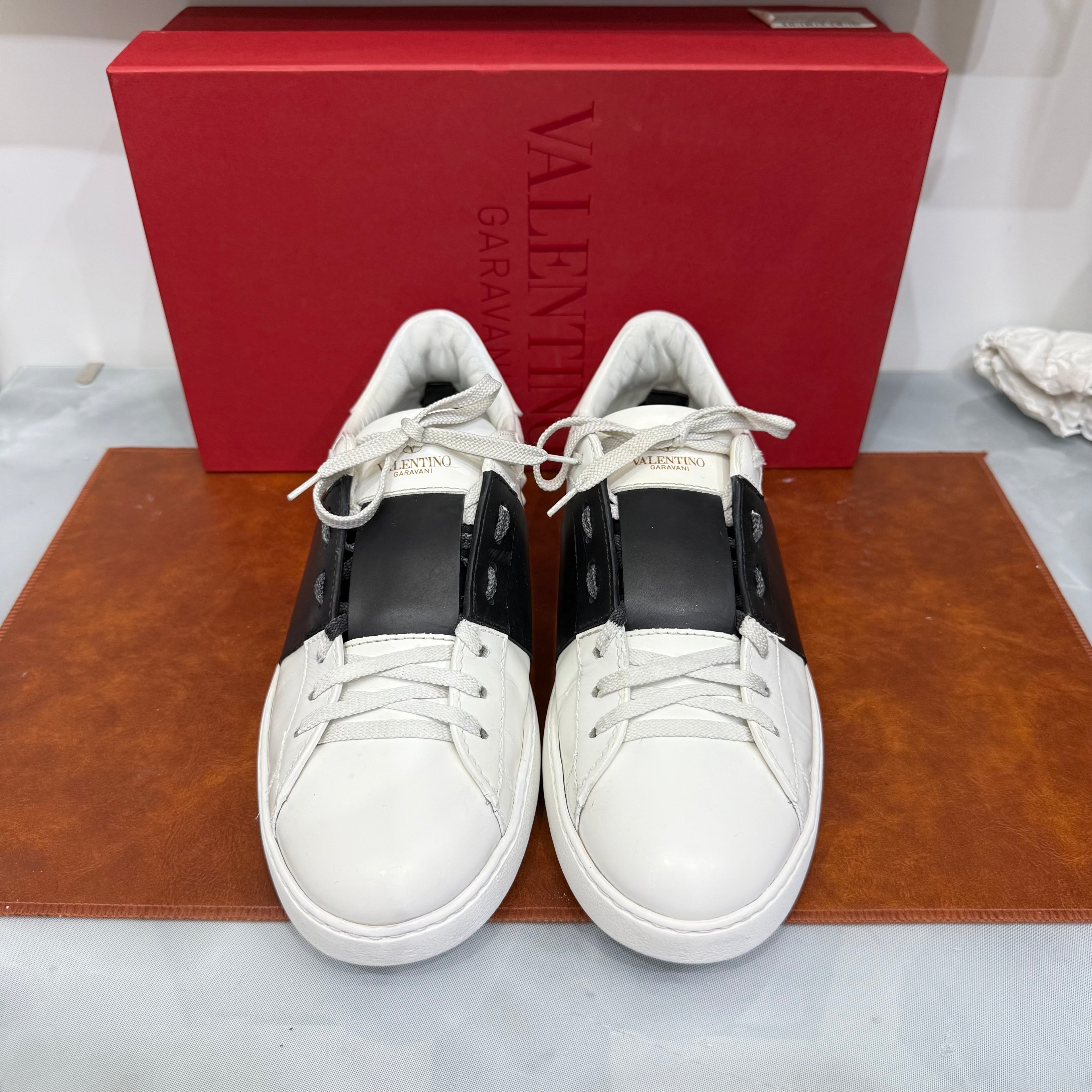 Valentino Garavani, Open, 43