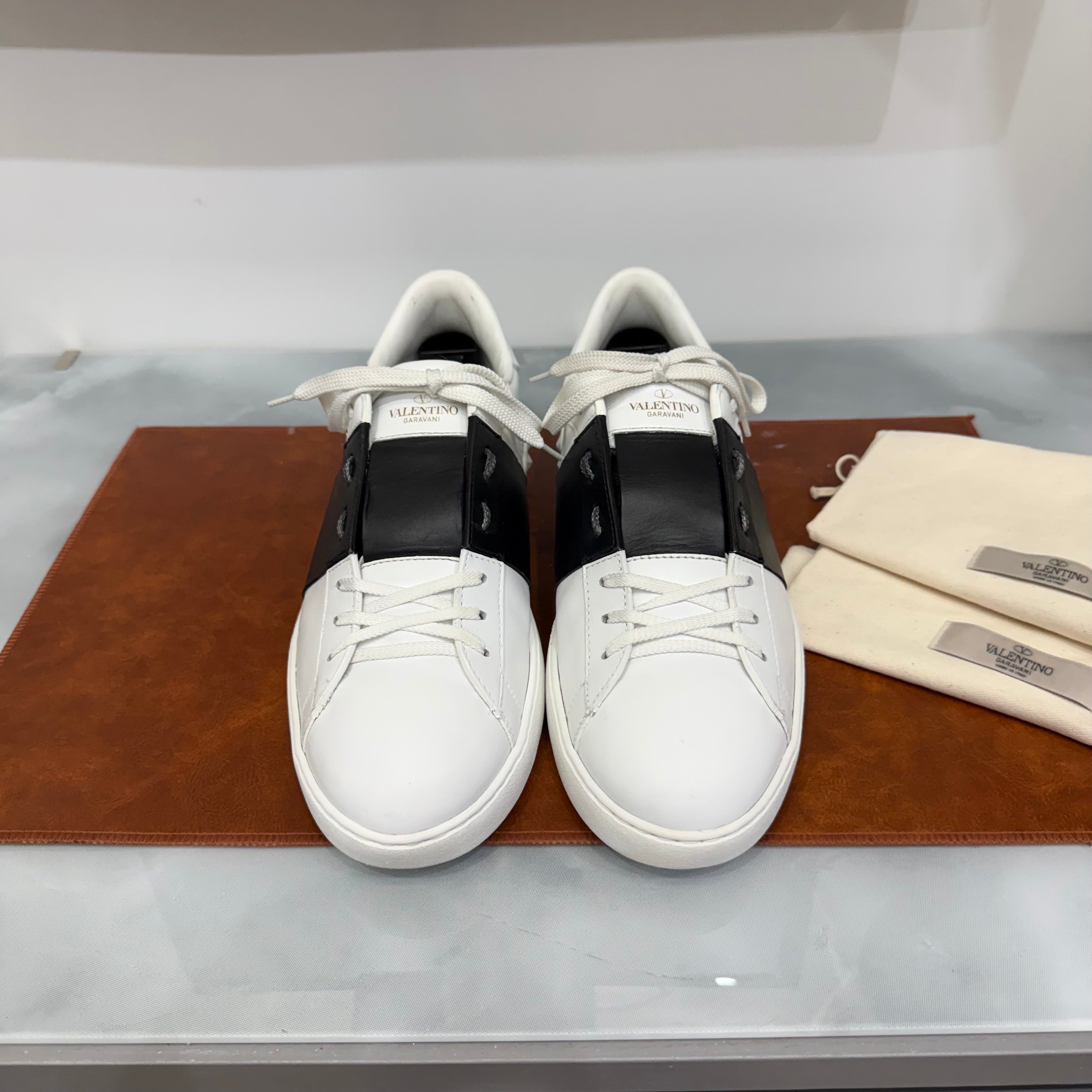 Valentino Garavani, Open, 43