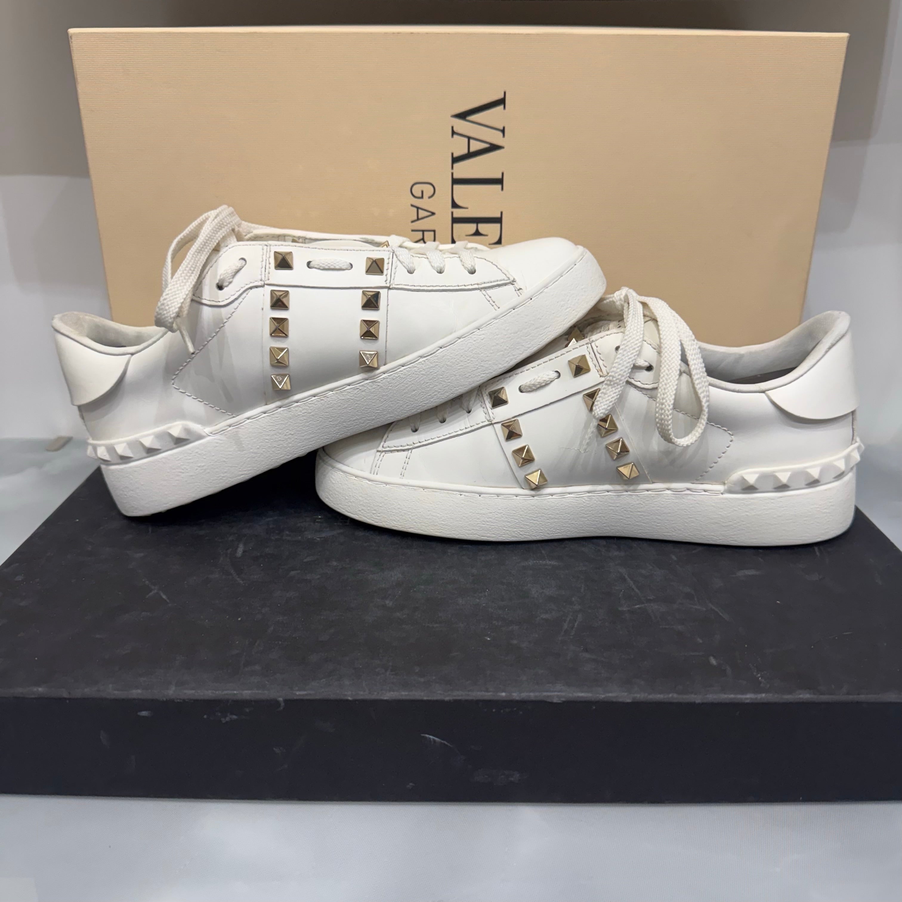 Valentino Garavani, Untitled, 36