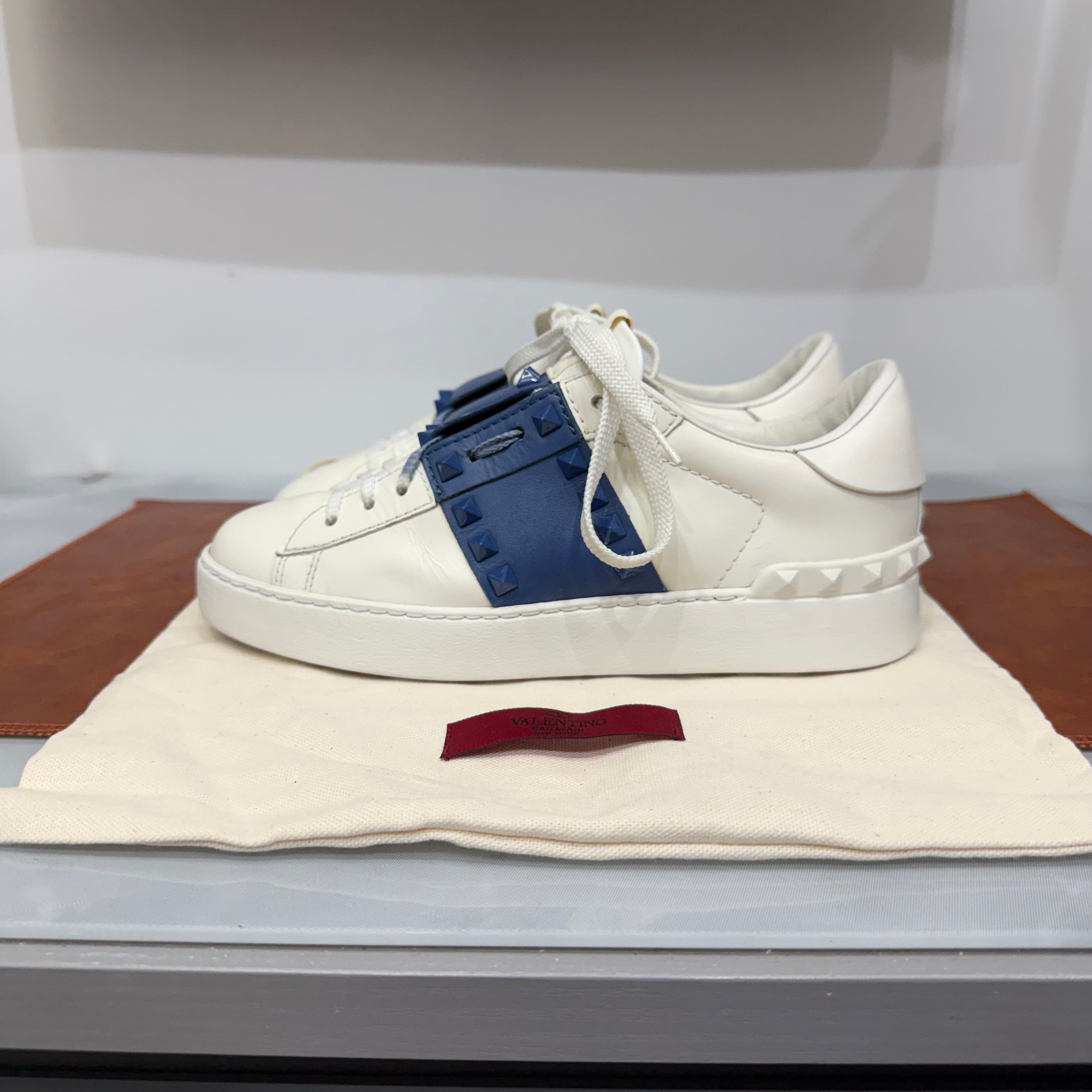 Valentino Garavani, Untitled, 36