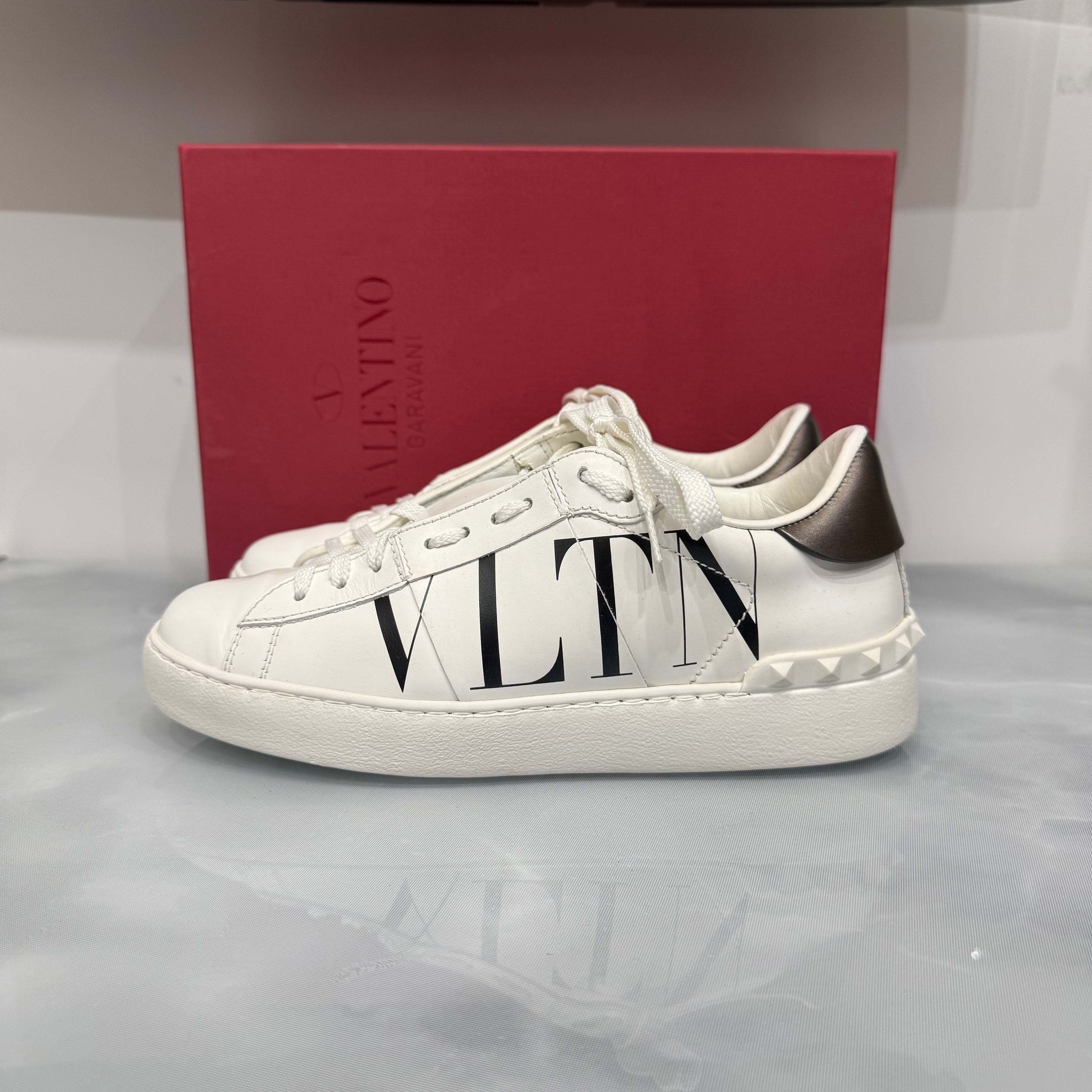 Valentino Garavani, Open VLTN, 36