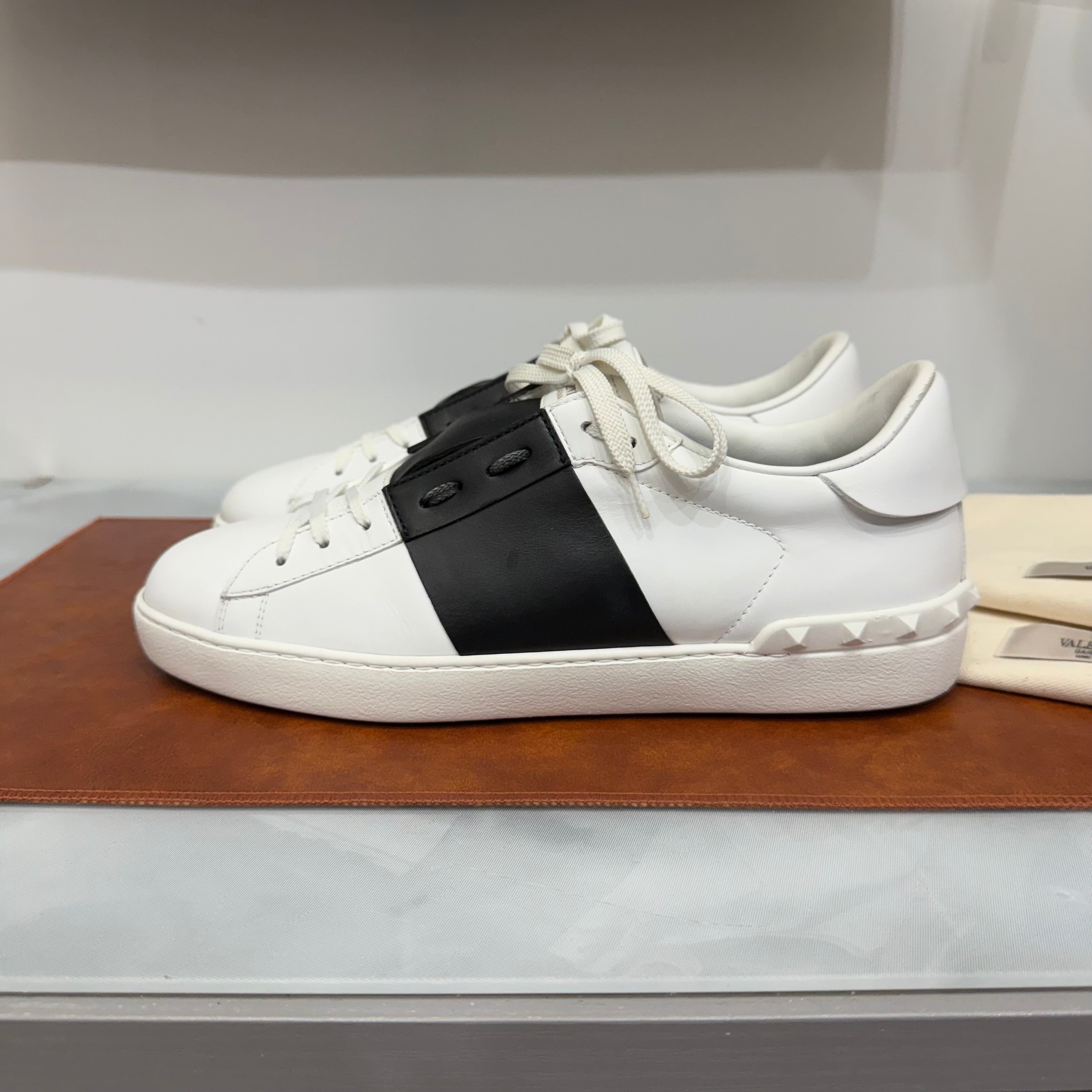 Valentino Garavani, Open, 43