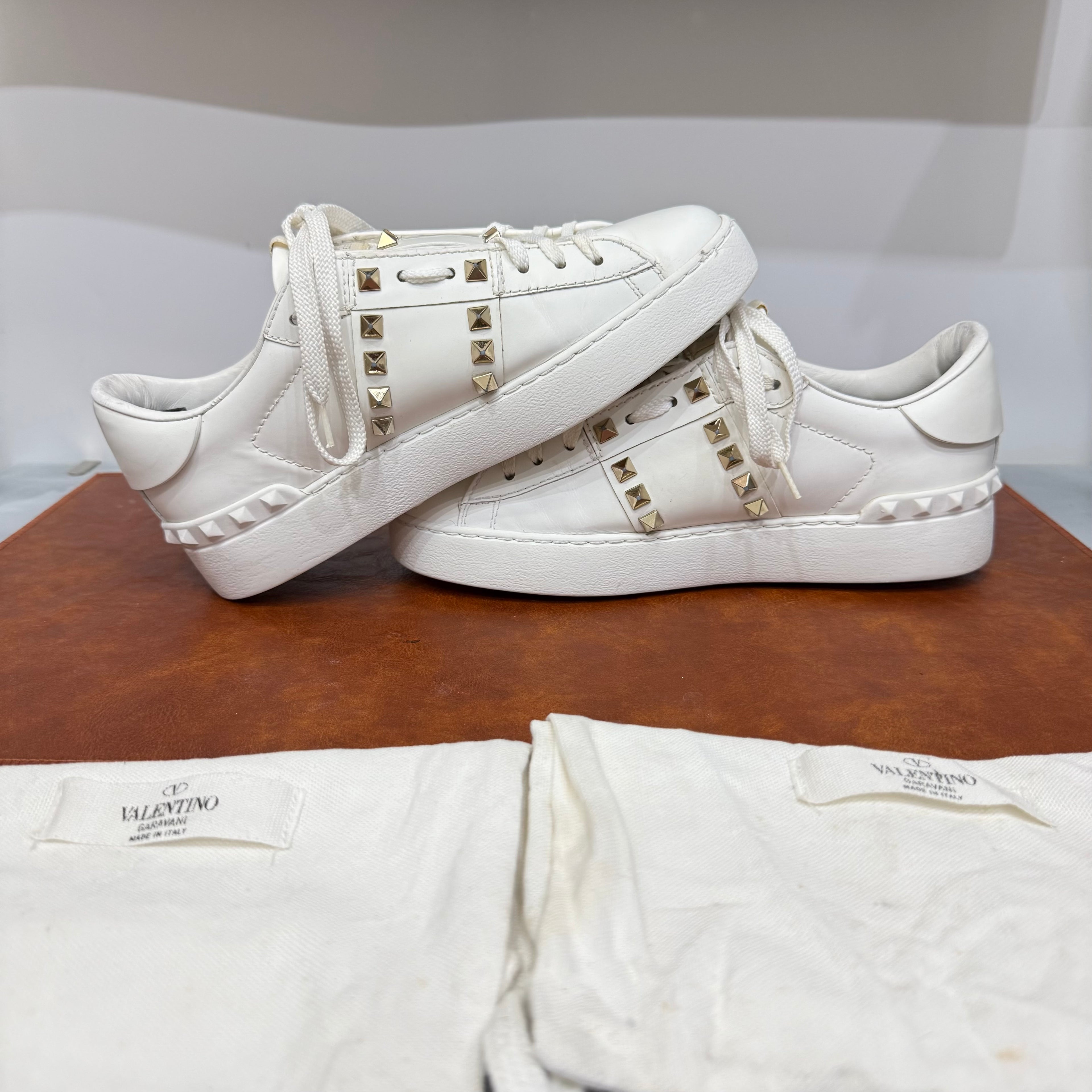 Valentino Garavani, Untitled, 36