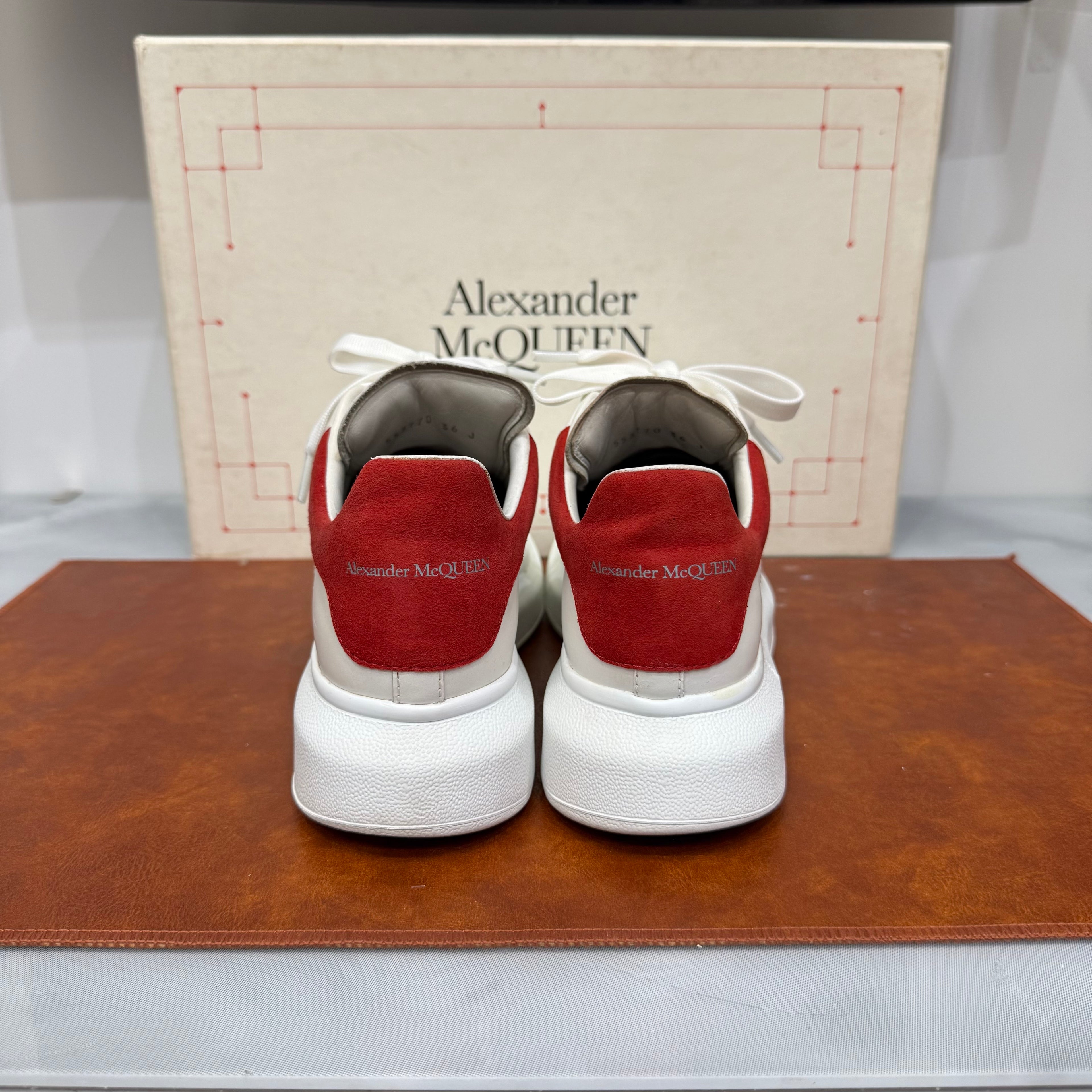 Alexander McQueen, OverSized, 36