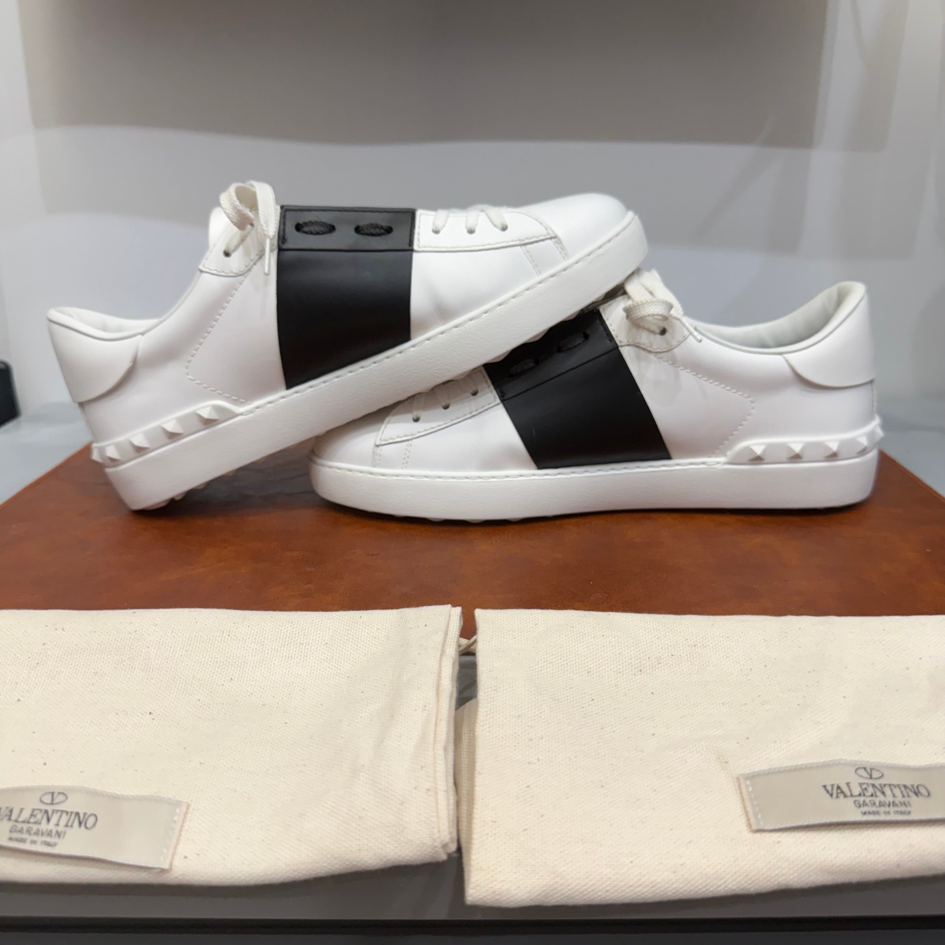 Valentino Garavani, Open, 42